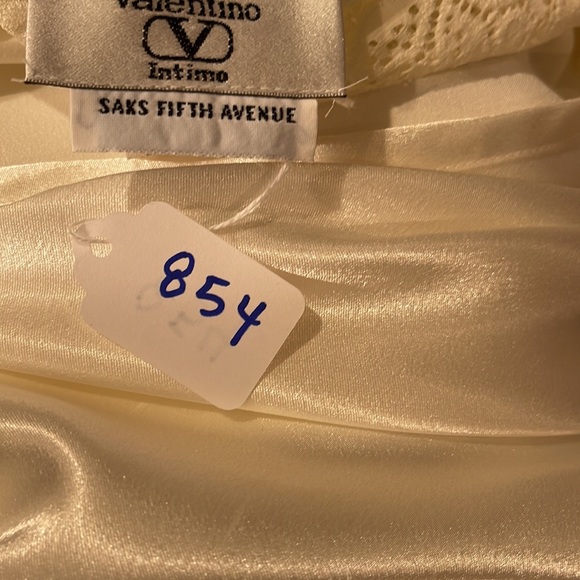 Robe, Valentino, ivory satin (poly) with lace. - Picture 11 of 11